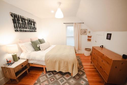 Кровать или кровати в номере The Outpost Properties - East Street House