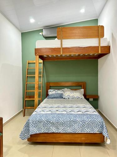 - une chambre avec des lits superposés et une échelle dans l'établissement Cabañas Quebrada del Pueblo, à Dolega