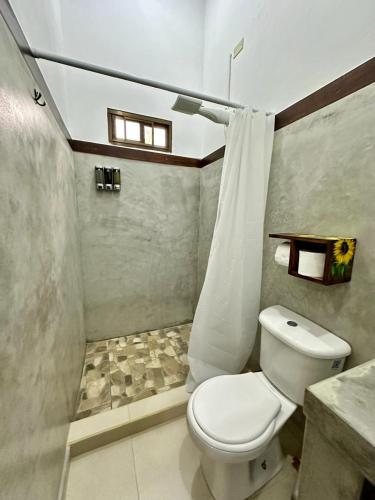 uma casa de banho com um WC e um chuveiro em Cabañas Quebrada del Pueblo em Dolega