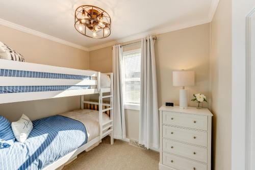 sypialnia z łóżkiem piętrowym i oknem w obiekcie Lakefront Highland Home with Dock about 2 Mi to Milford! 