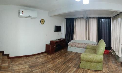 une chambre avec un lit et une chaise dans l'établissement Casa de Praia, à Angra dos Reis