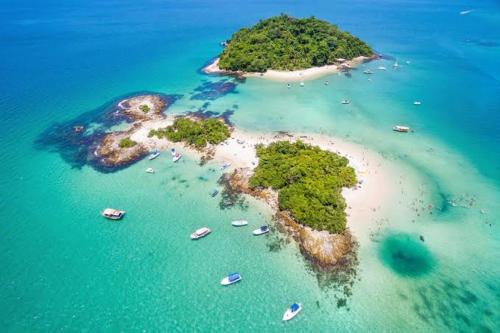 an island with trees and boats in the water at Casa de Praia in Angra dos Reis