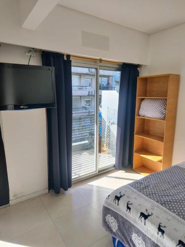 1 dormitorio con cama y ventana grande en corazon de palermo hollywood en Buenos Aires