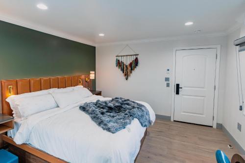 a bedroom with a white bed with a wooden headboard at Avanti in Santa Maria