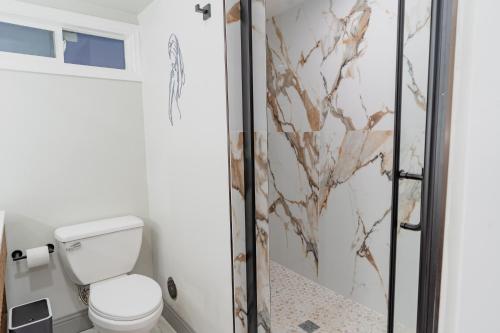 a bathroom with a toilet and a shower at Avanti in Santa Maria