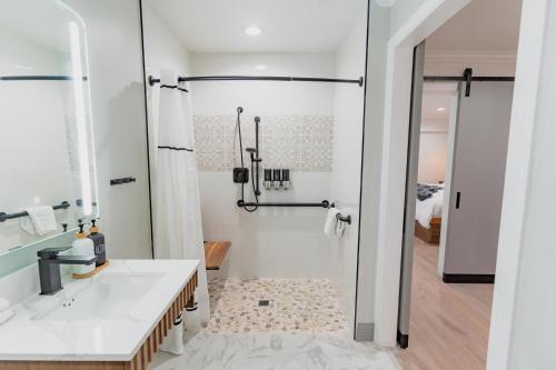 a bathroom with a shower and a sink at Hotel Avanti in Santa Maria