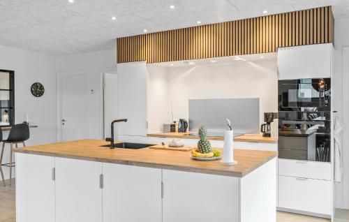 Dapur atau dapur kecil di Amazing Home In Blokhus With Sauna