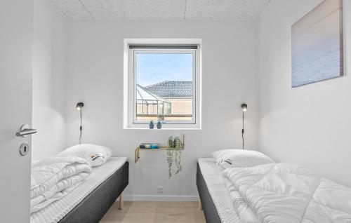 Katil atau katil-katil dalam bilik di Amazing Home In Blokhus With Sauna