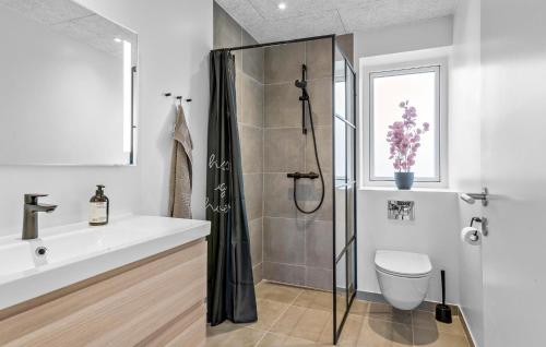 Bilik mandi di Amazing Home In Blokhus With Sauna