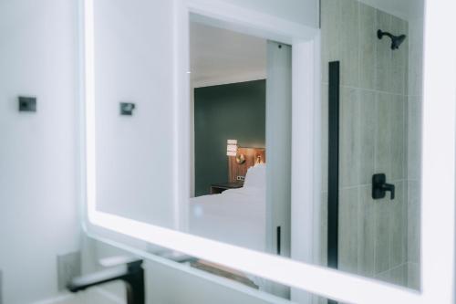 a mirror in a room with a bed and a bedroom at Avanti in Santa Maria