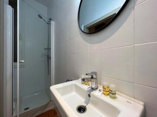 y baño con lavabo, espejo y ducha. en Stay U-nique Apartments Boters en Barcelona