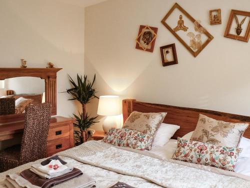 um quarto com uma cama, uma secretária e um espelho em Old Toads Barn em Theddlethorpe Saint Helen