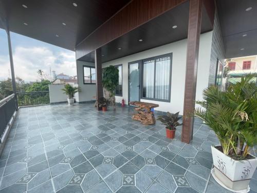 Homestay Chân Quêにあるバルコニーまたはテラス