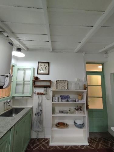 查斯科穆斯的住宿－CasaLins，厨房配有水槽和台面