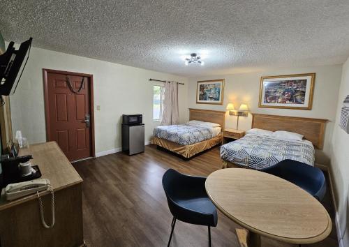 een hotelkamer met 2 bedden en een tafel bij Rodeway Inn Fort Pierce US Highway 1 in Fort Pierce