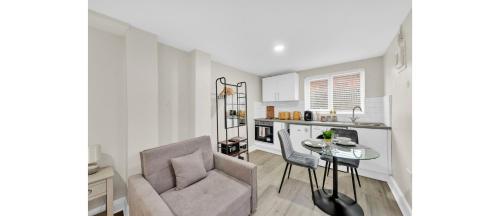 Dapur atau dapur kecil di Glimmering Comfort Spacious Studio