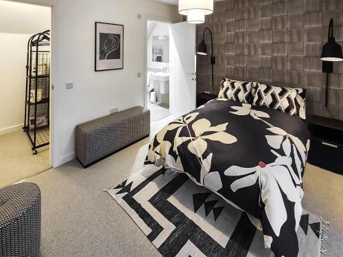 a bedroom with a black and white comforter on a bed at Miller Time in Croy