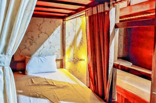 Postel nebo postele na pokoji v ubytování Shooting Star Hostel Kuta RedPartner - mixed dormitory