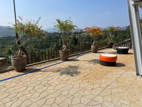 Homestay Chân Quêにあるバルコニーまたはテラス