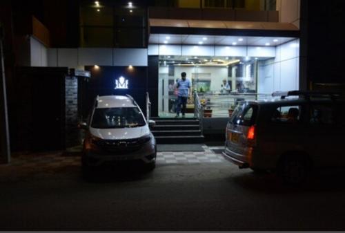 奇克马格尔manjunatha residency的晚上停在建筑物前的汽车