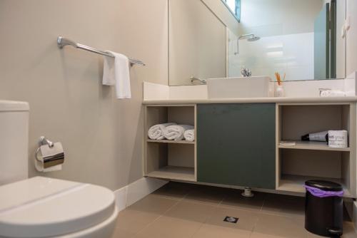 Un baño de Everton Park Hotel