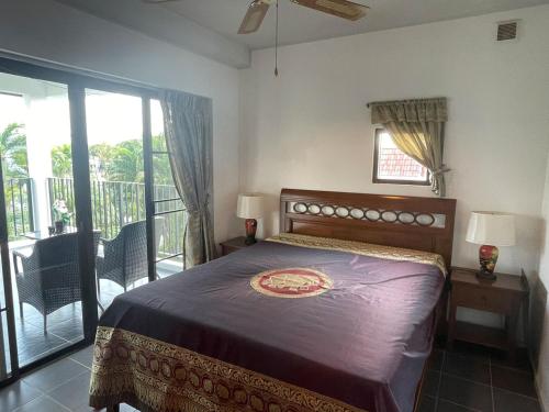 1 dormitorio con 1 cama y balcón en Seabreeze Villa, en Rayong