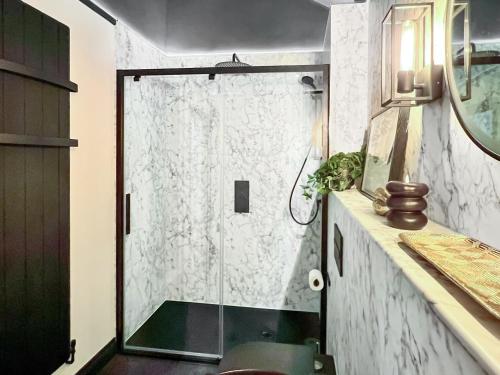 福伊的住宿－Rosie Cottage，带淋浴的浴室和玻璃门