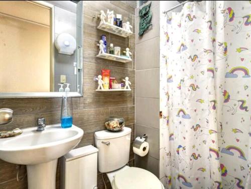 La salle de bains est pourvue d'un lavabo, de toilettes et d'un rideau de douche. dans l'établissement 1 Habitación Room 15' AIRPORT, à Lima