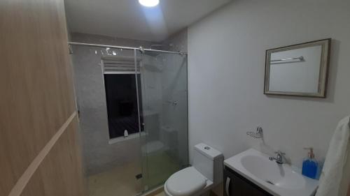 ein Bad mit einer Dusche, einem WC und einem Waschbecken in der Unterkunft AZAHARES HOTEL Y CAFÉ in Manizales