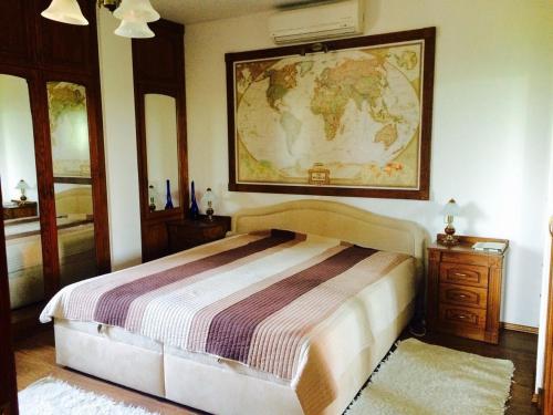 ザマールディにあるEden Holiday Homeのベッドルーム1室(壁に地図を掲載したベッド1台付)