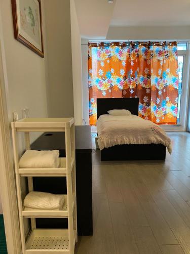 ein Schlafzimmer mit einem Bett und einem großen Fenster in der Unterkunft Cozy holiday home in Toronto
