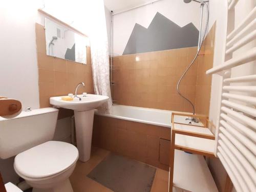 Studio Saint-Lary-Soulan, 1 pièce, 4 personnes - FR-1-457-340 tesisinde bir banyo