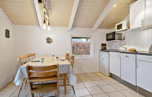 cocina con mesa y sillas en una habitación en 2 Bedroom Gorgeous Home In Juelsminde, en Sønderby