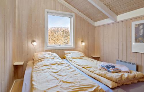 Cama en habitación con ventana en 2 Bedroom Gorgeous Home In Juelsminde, en Sønderby