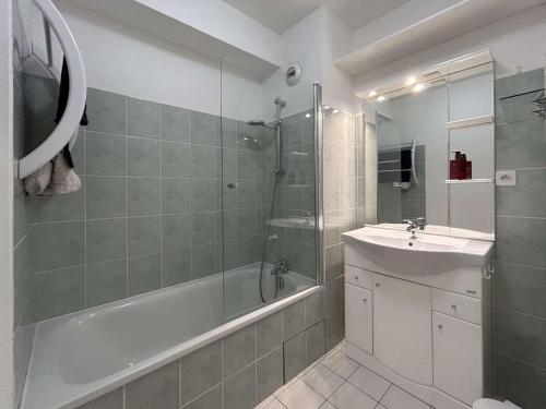 La salle de bains est pourvue d'une baignoire avec douche et d'un lavabo. dans l'établissement Charmant T3 avec balcon, 4 couchages, à 500m des pistes - La Salle les Alpes - FR-1-330F-229, à La Salle Les Alpes