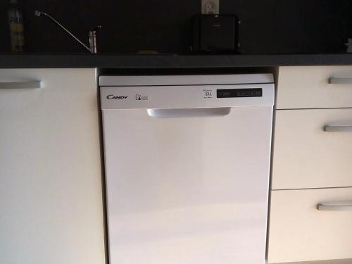 - un lave-vaisselle sous un comptoir dans la cuisine dans l'établissement Studio rénové 4 pers au pied des pistes avec équipements complets - FR-1-689-131, à Villard-de-Lans