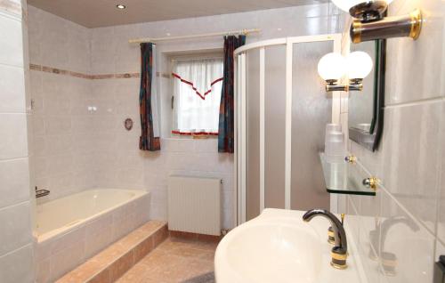 ein Badezimmer mit einer Badewanne, einem WC und einem Waschbecken in der Unterkunft Beautiful Apartment In Aschau Im Zillertal With House A Mountain View in Aschau