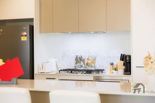 Dapur atau dapur kecil di Breath of Nature Home with Pool & BBQ in Throsby