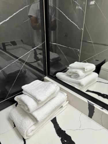 een stapel handdoeken op een aanrecht in een badkamer bij The Viking Inn in Viking