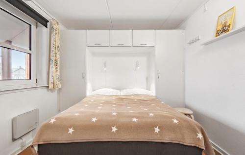 a bedroom with a bed with stars on it at Beautiful Apartment In Fan With Kitchen in Fanø