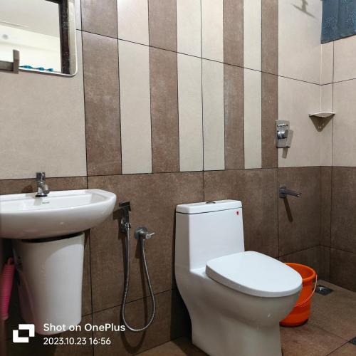 a bathroom with a toilet and a sink at Eden Gardens Vagamon in Vagamon