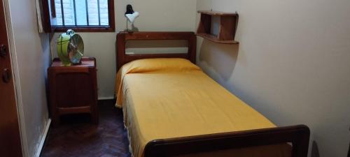 Habitación pequeña con cama y ventana en Apartamento Alberdi en Salta en Salta