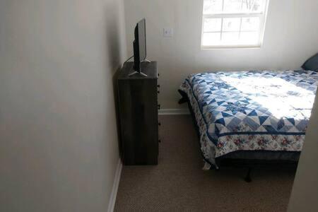 een slaapkamer met een bed en een tv op een dressoir bij Kingston Station - 2 in Kingston