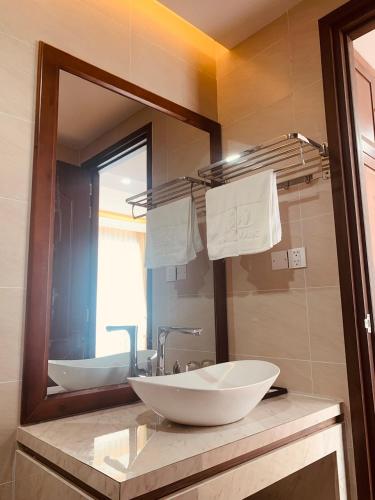 a bathroom with two sinks and a large mirror at Bờ Biển Vàng Resort in Ke Ga