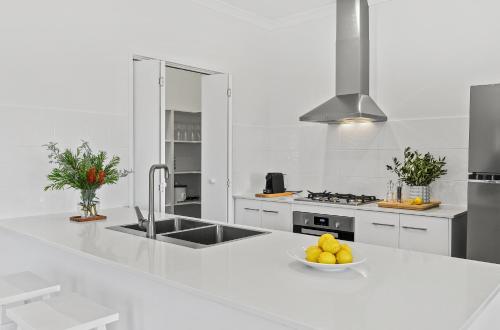 Dapur atau dapur kecil di The White House - Sellicks Beach - C21 SouthCoast Holidays