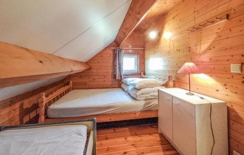 een slaapkamer met een stapelbed in een houten hut bij Pet Friendly Home In Vresse-sur-semois With House A Panoramic View in Vresse-sur-Semois