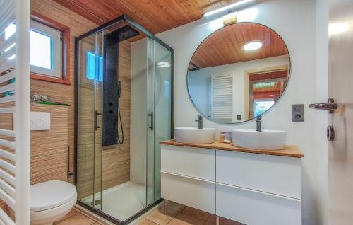 een badkamer met 2 wastafels en een spiegel bij Pet Friendly Home In Vresse-sur-semois With House A Panoramic View in Vresse-sur-Semois