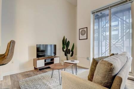 TV a/nebo společenská místnost v ubytování CozySuites - 1BR with Direct Skybridge Access #1