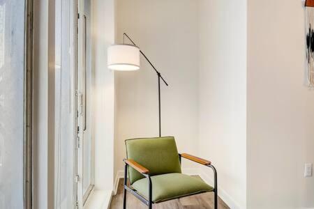 Posezení v ubytování CozySuites - 1BR with Direct Skybridge Access #1
