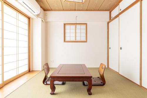 a dining room with a table and chairs at A Marvelous Blend of Tradition and Modernity, Independent 1st-floor Suite, Accommodates Up to 10 Guests! in Tokyo